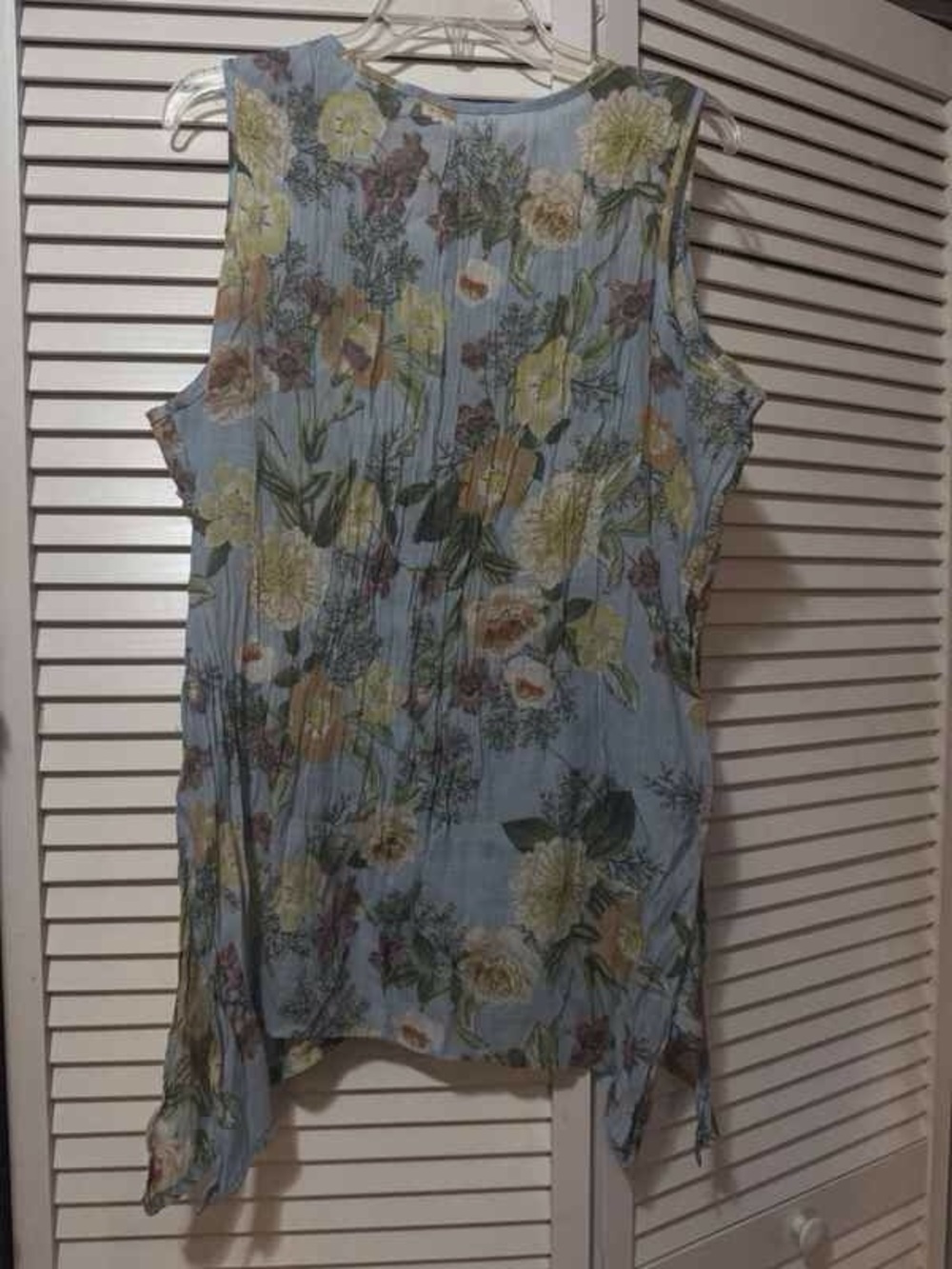 Sleeveless Floral V-Neck Tank Top - Light Blue - Picture 2 of 2